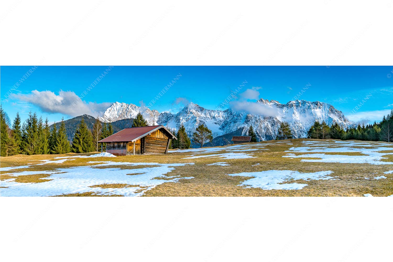 Viel ist nicht mehr übrig – Seitenverhältnis 3:1 — Heustadel und Karwendel Letzte Schneereste auf den Wiesen und das Karwendelgebirge im Hintergrund