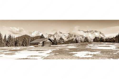 Letzte Schneereste auf den Wiesen und das Karwendelgebirge im Hintergrund - Viel ist nicht mehr übrig - Seitenverhältnis 3:1 - Heustadel und Karwendel - weitere Infos unter https://www.kriner-weiermann.de