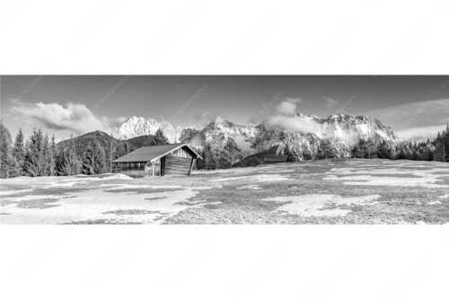 Letzte Schneereste auf den Wiesen und das Karwendelgebirge im Hintergrund - Viel ist nicht mehr übrig - Seitenverhältnis 3:1 - Heustadel und Karwendel - weitere Infos unter https://www.kriner-weiermann.de