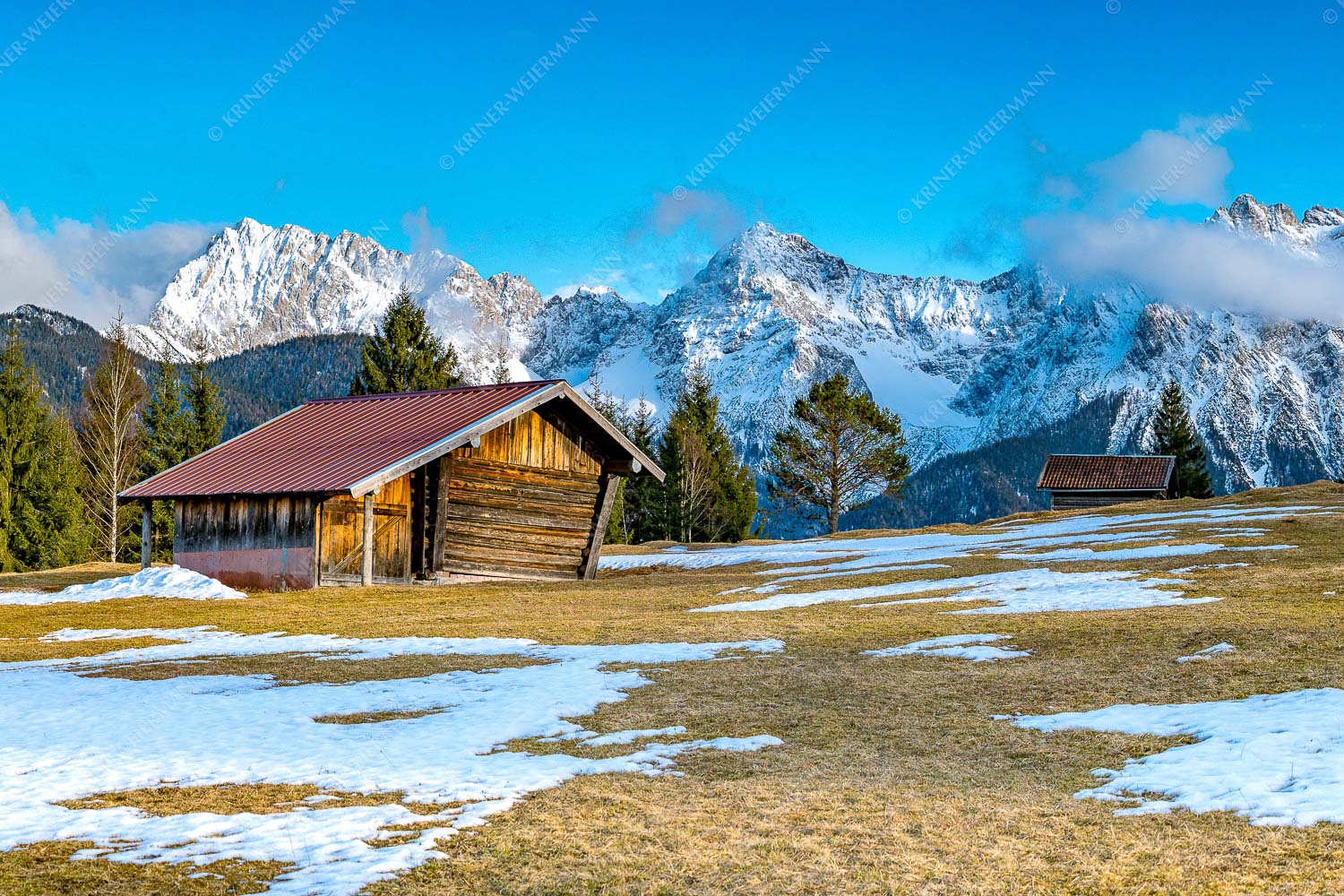 Viel ist nicht mehr übrig – Seitenverhältnis 3:2 — Heustadel und Karwendel Letzte Schneereste auf den Wiesen und das Karwendelgebirge im Hintergrund