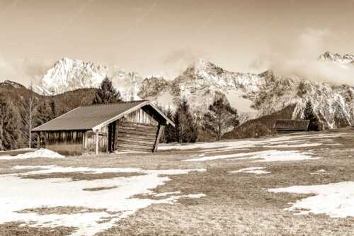 Letzte Schneereste auf den Wiesen und das Karwendelgebirge im Hintergrund - Viel ist nicht mehr übrig - Seitenverhältnis 3:2 - Heustadel und Karwendel - weitere Infos unter https://www.kriner-weiermann.de