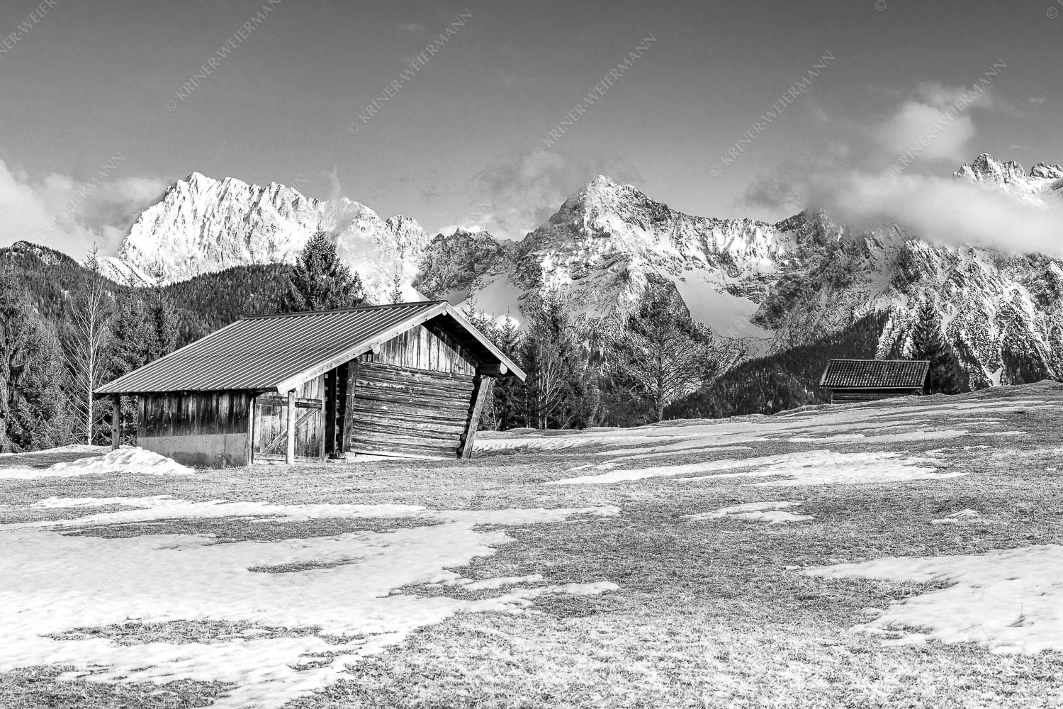 Viel ist nicht mehr übrig – Seitenverhältnis 3:2 — Heustadel und Karwendel Letzte Schneereste auf den Wiesen und das Karwendelgebirge im Hintergrund