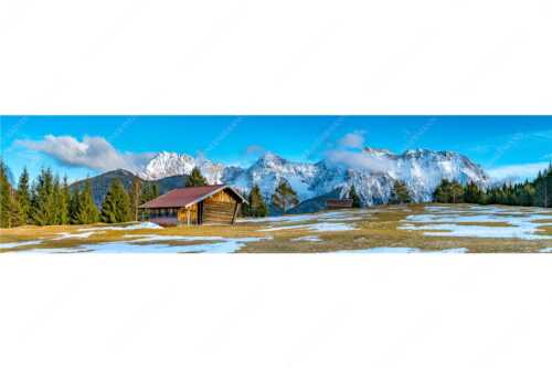 Letzte Schneereste auf den Wiesen und das Karwendelgebirge im Hintergrund - Viel ist nicht mehr übrig - Seitenverhältnis 4:1 - Heustadel und Karwendel - weitere Infos unter https://www.kriner-weiermann.de