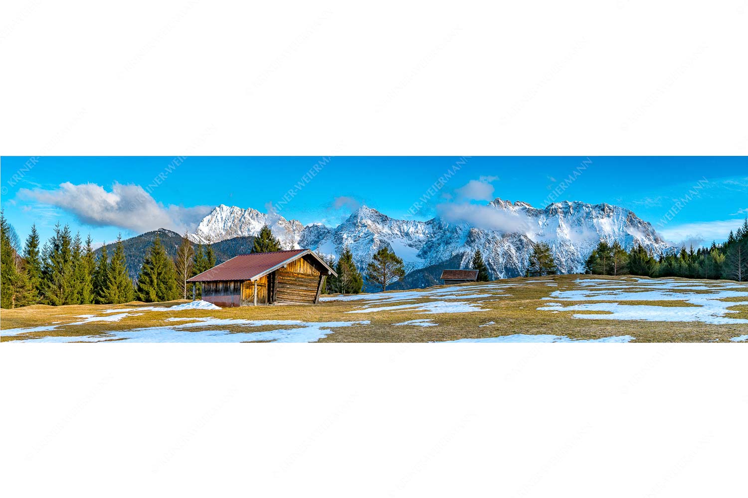 Viel ist nicht mehr übrig – Seitenverhältnis 4:1 — Heustadel und Karwendel Letzte Schneereste auf den Wiesen und das Karwendelgebirge im Hintergrund
