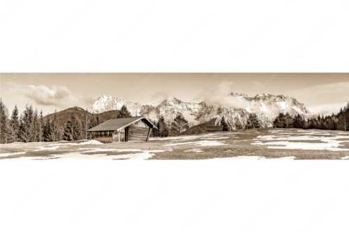 Letzte Schneereste auf den Wiesen und das Karwendelgebirge im Hintergrund - Viel ist nicht mehr übrig - Seitenverhältnis 4:1 - Heustadel und Karwendel - weitere Infos unter https://www.kriner-weiermann.de