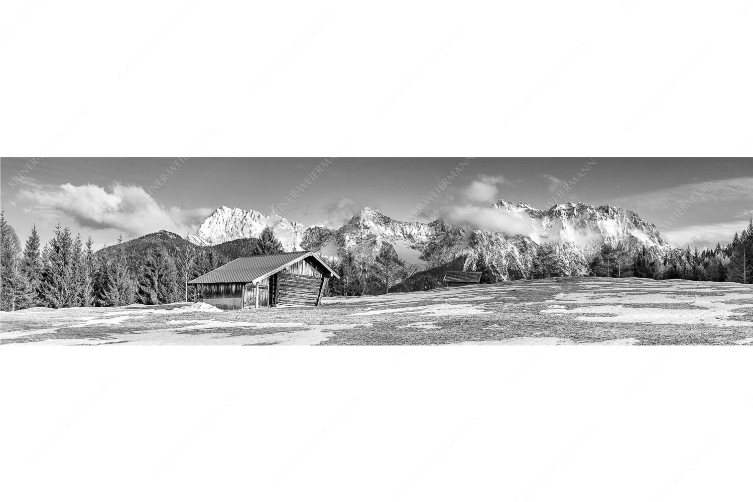 Letzte Schneereste auf den Wiesen und das Karwendelgebirge im Hintergrund - Viel ist nicht mehr übrig - Seitenverhältnis 4:1 - Heustadel und Karwendel - weitere Infos unter https://www.kriner-weiermann.de