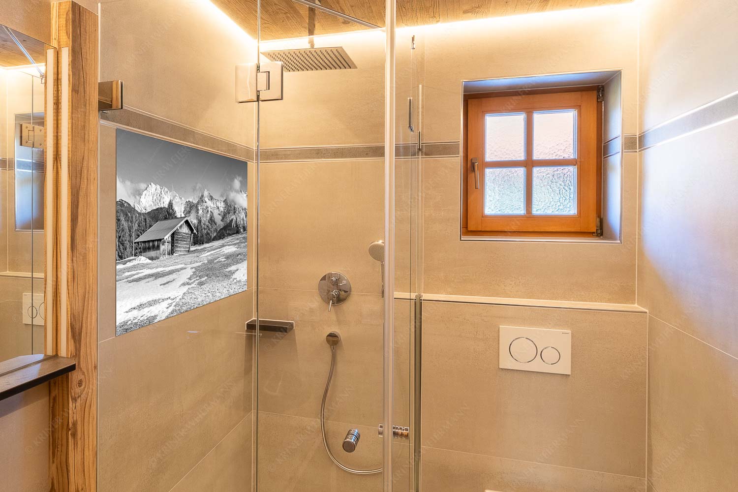 Viel ist nicht mehr übrig – Größe ca. 120x80cm, Seitenverhältnis 3:2 — Heustadel und Karwendel Letzte Schneereste auf den Wiesen und das Karwendelgebirge im Hintergrund - Viel ist nicht mehr übrig - Größe ca. 120x80cm, Seitenverhältnis 3:2 - Heustadel und Karwendel - weitere Infos unter https://www.kriner-weiermann.de