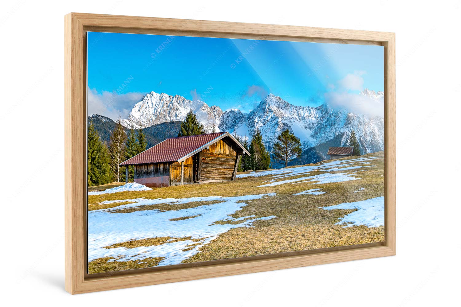 Viel ist nicht mehr übrig – Foto im Schattenfugen-Rahmen — Heustadel und Karwendel Letzte Schneereste auf den Wiesen und das Karwendelgebirge im Hintergrund - Viel ist nicht mehr übrig - Foto im Schattenfugen-Rahmen - Heustadel und Karwendel - weitere Infos unter https://www.kriner-weiermann.de