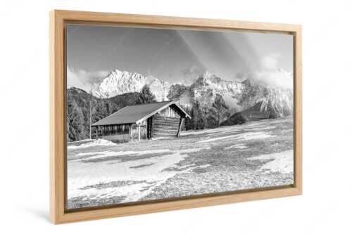 Letzte Schneereste auf den Wiesen und das Karwendelgebirge im Hintergrund - Viel ist nicht mehr übrig - Foto im Schattenfugen-Rahmen - Heustadel und Karwendel - weitere Infos unter https://www.kriner-weiermann.de