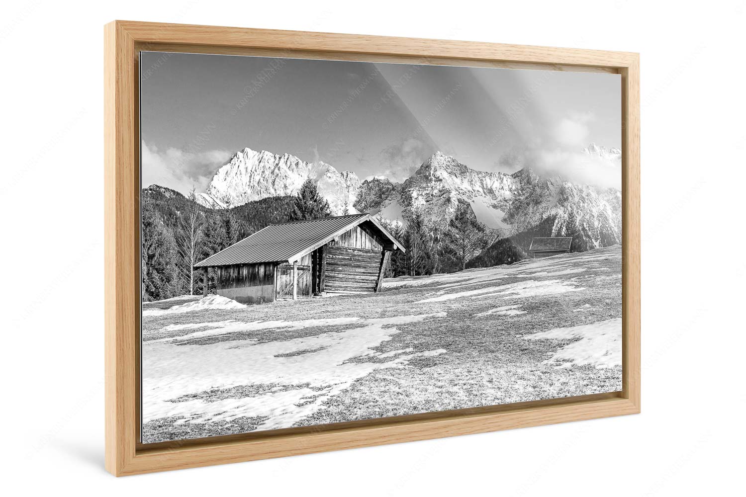 Viel ist nicht mehr übrig – Foto im Schattenfugen-Rahmen — Heustadel und Karwendel Letzte Schneereste auf den Wiesen und das Karwendelgebirge im Hintergrund - Viel ist nicht mehr übrig - Foto im Schattenfugen-Rahmen - Heustadel und Karwendel - weitere Infos unter https://www.kriner-weiermann.de