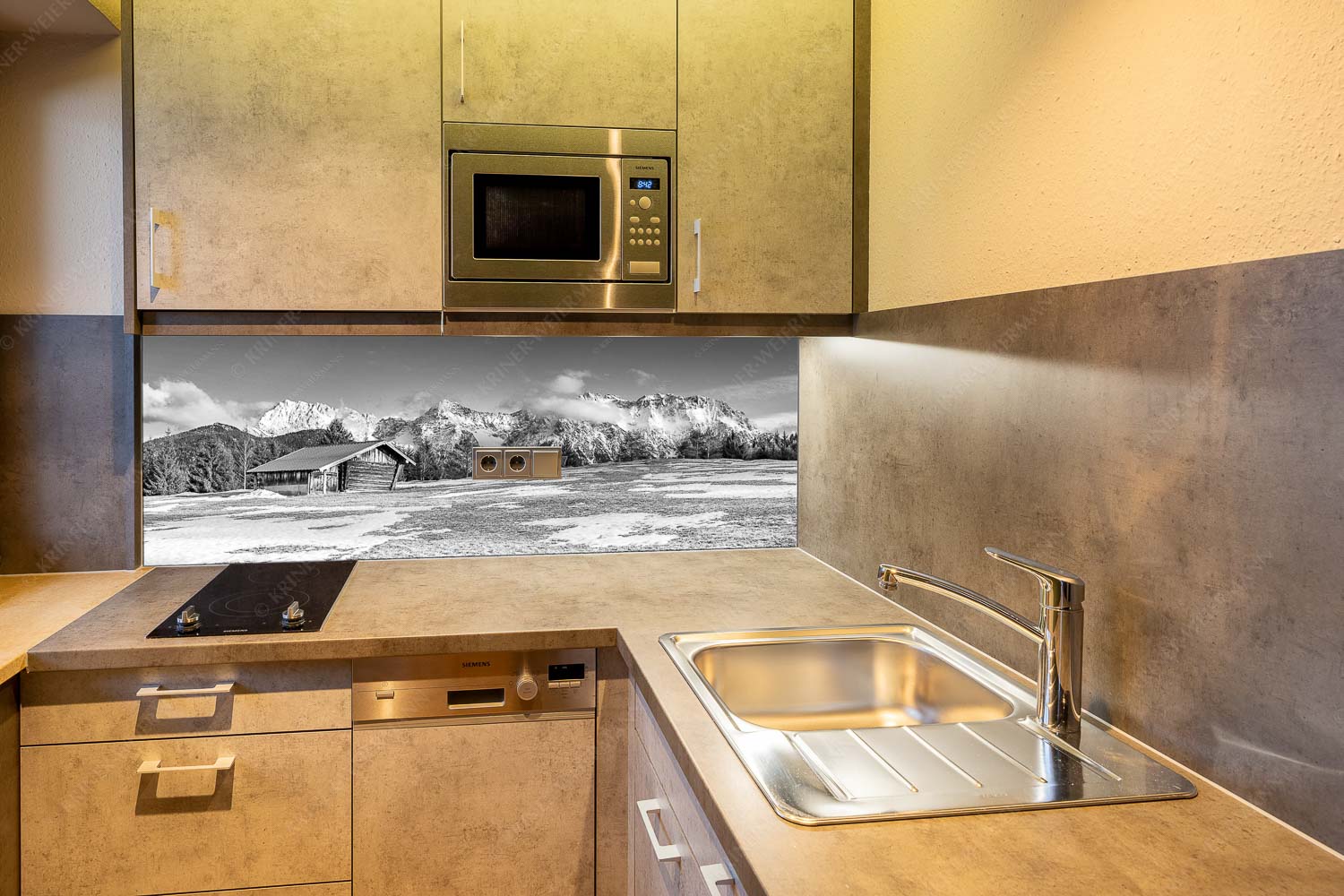 Letzte Schneereste auf den Wiesen und das Karwendelgebirge im Hintergrund - Viel ist nicht mehr übrig - Größe ca. 150x60cm, Seitenverhältnis 2,5:1 - Heustadel und Karwendel - weitere Infos unter https://www.kriner-weiermann.de