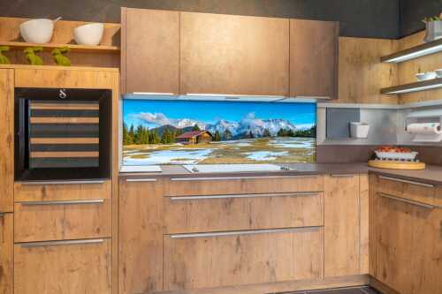 Letzte Schneereste auf den Wiesen und das Karwendelgebirge im Hintergrund - Viel ist nicht mehr übrig - Größe ca. 180x60cm, Seitenverhältnis 3:1 - Heustadel und Karwendel - weitere Infos unter https://www.kriner-weiermann.de