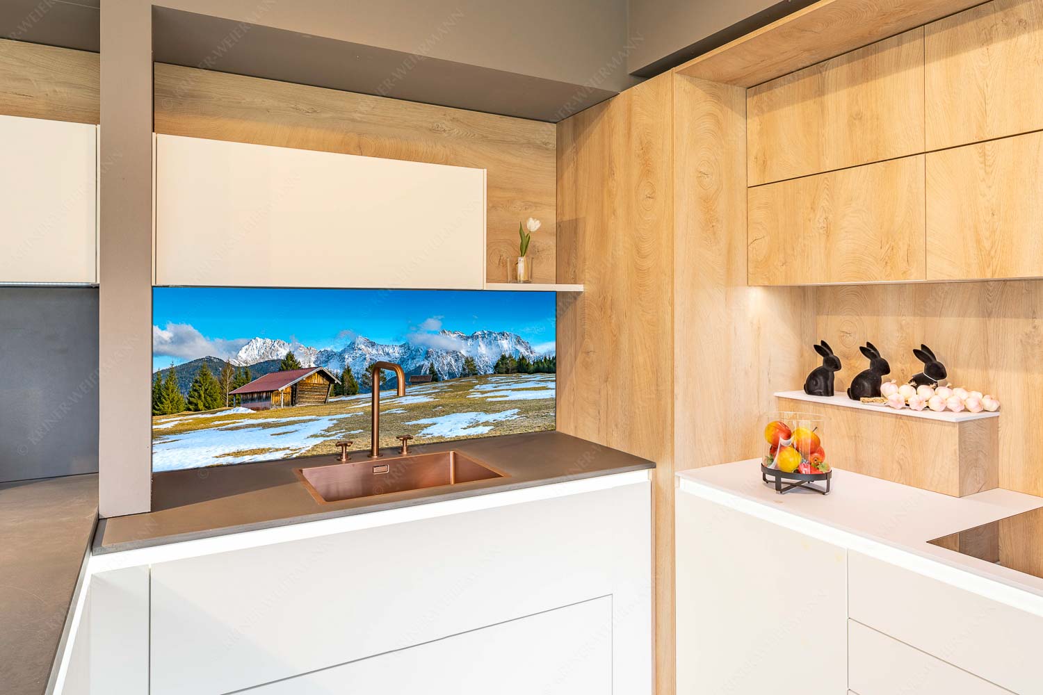 Viel ist nicht mehr übrig – Größe ca. 150x60cm, Seitenverhältnis 2,5:1 — Heustadel und Karwendel Letzte Schneereste auf den Wiesen und das Karwendelgebirge im Hintergrund - Viel ist nicht mehr übrig - Größe ca. 150x60cm, Seitenverhältnis 2,5:1 - Heustadel und Karwendel - weitere Infos unter https://www.kriner-weiermann.de