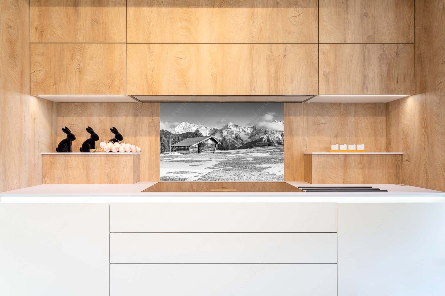 Viel ist nicht mehr übrig – Größe ca. 90x60cm, Seitenverhältnis 3:2 — Heustadel und Karwendel Letzte Schneereste auf den Wiesen und das Karwendelgebirge im Hintergrund - Viel ist nicht mehr übrig - Größe ca. 90x60cm, Seitenverhältnis 3:2 - Heustadel und Karwendel - weitere Infos unter https://www.kriner-weiermann.de