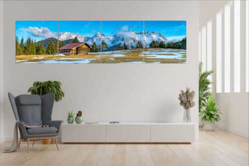 Letzte Schneereste auf den Wiesen und das Karwendelgebirge im Hintergrund - Viel ist nicht mehr übrig - 4er Split, Größe ca. 280x70cm, Seitenverhältnis 4:1 - Heustadel und Karwendel - weitere Infos unter https://www.kriner-weiermann.de
