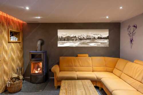 Letzte Schneereste auf den Wiesen und das Karwendelgebirge im Hintergrund - Viel ist nicht mehr übrig - Größe ca. 180x60cm, Seitenverhältnis 3:1 - Heustadel und Karwendel - weitere Infos unter https://www.kriner-weiermann.de