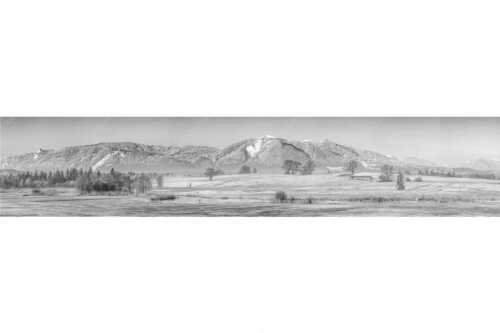 Blick über die Ach bei Uffing zum Hörnle in den Ammergauer Alpen - Voralpenland - Seitenverhältnis 5:1 - Uffinger Ach mit Hörnle - weitere Infos unter https://www.kriner-weiermann.de