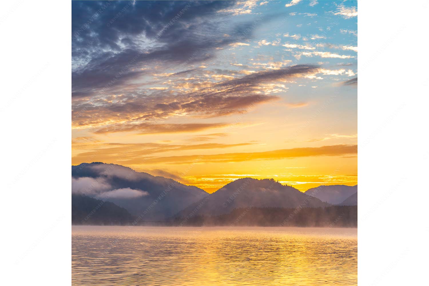 Blick über den Silvensteinsee zum kurz bevorstehenden Sonnenaufgang - Vorglühen am Silvenstein - Seitenverhältnis 1:1 - Silvensteinsee Sonnenaufgang - weitere Infos unter https://www.kriner-weiermann.de