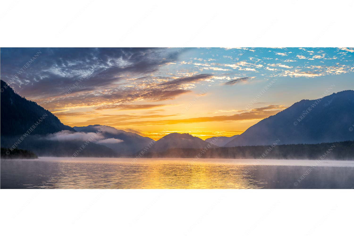 Blick über den Silvensteinsee zum kurz bevorstehenden Sonnenaufgang - Vorglühen am Silvenstein - Seitenverhältnis 2,5:1 - Silvensteinsee Sonnenaufgang - weitere Infos unter https://www.kriner-weiermann.de