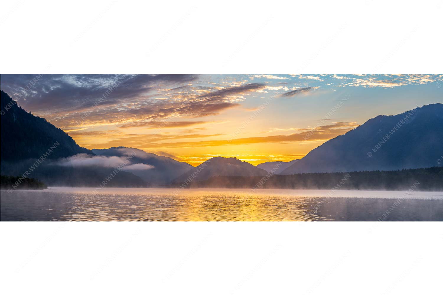 Vorglühen am Silvenstein – Seitenverhältnis 3:1 — Silvensteinsee Sonnenaufgang Blick über den Silvensteinsee zum kurz bevorstehenden Sonnenaufgang