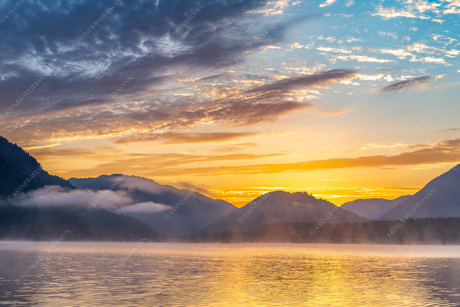 Blick über den Silvensteinsee zum kurz bevorstehenden Sonnenaufgang - Vorglühen am Silvenstein - Seitenverhältnis 3:2 - Silvensteinsee Sonnenaufgang - weitere Infos unter https://www.kriner-weiermann.de