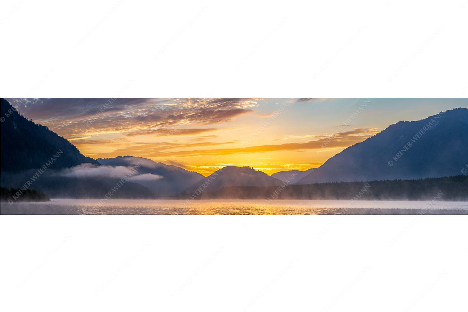 Vorglühen am Silvenstein – Seitenverhältnis 4:1 — Silvensteinsee Sonnenaufgang Blick über den Silvensteinsee zum kurz bevorstehenden Sonnenaufgang