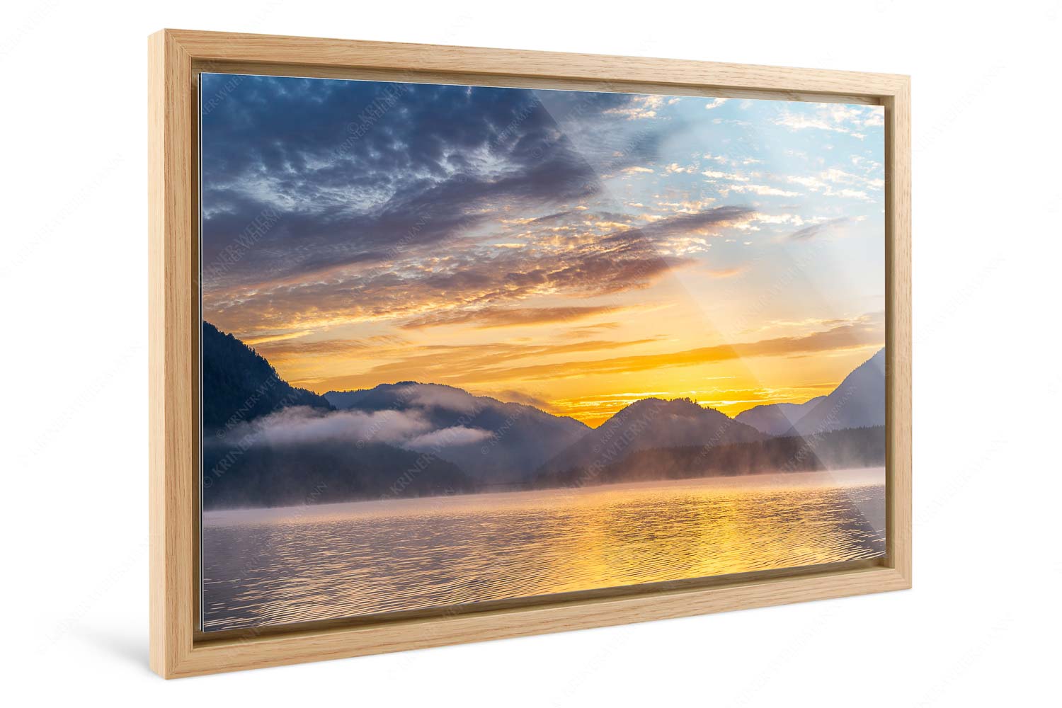 Blick über den Silvensteinsee zum kurz bevorstehenden Sonnenaufgang - Vorglühen am Silvenstein - Foto im Schattenfugen-Rahmen - Silvensteinsee Sonnenaufgang - weitere Infos unter https://www.kriner-weiermann.de