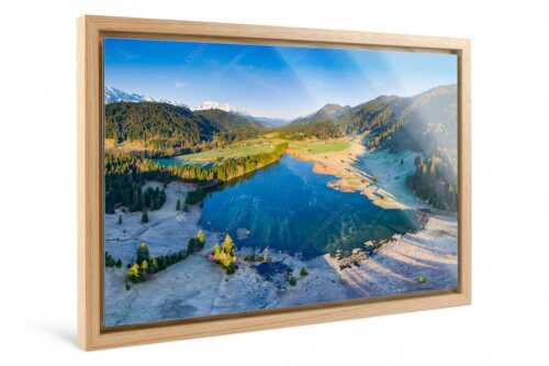 Blick übern Geroldsee zum Wank und Wettersteingebirge - Wagenbrüch - Foto im Schattenfugen-Rahmen - Geroldsee - weitere Infos unter https://www.kriner-weiermann.de