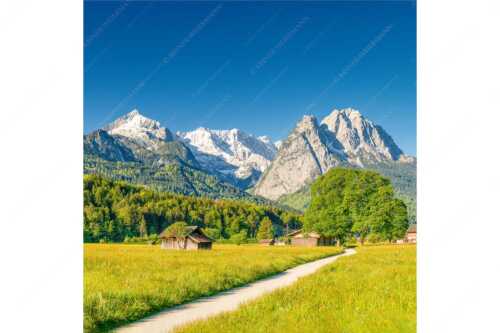 Blick über den Hammersbacherweg auf die Alpspitze und Waxensteine im Wettersteingebirge - Wahrzeichen - Seitenverhältnis 1:1 - Garmisch-Partenkirchen mit Alpspitze - weitere Infos unter https://www.kriner-weiermann.de