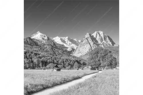 Blick über den Hammersbacherweg auf die Alpspitze und Waxensteine im Wettersteingebirge - Wahrzeichen - Seitenverhältnis 1:1 - Garmisch-Partenkirchen mit Alpspitze - weitere Infos unter https://www.kriner-weiermann.de