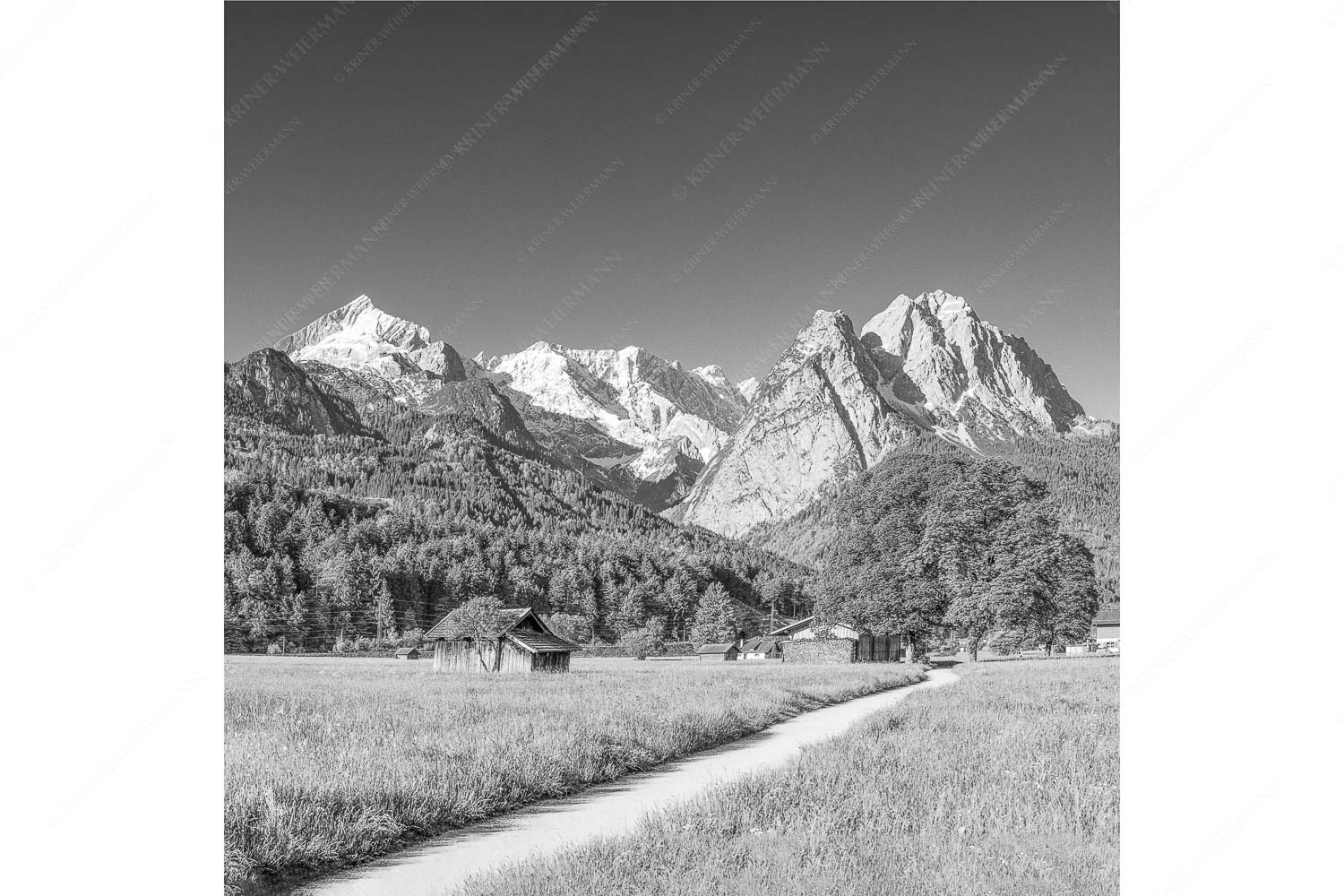 Wahrzeichen – Seitenverhältnis 1:1 — Garmisch-Partenkirchen mit Alpspitze Blick über den Hammersbacherweg auf die Alpspitze und Waxensteine im Wettersteingebirge