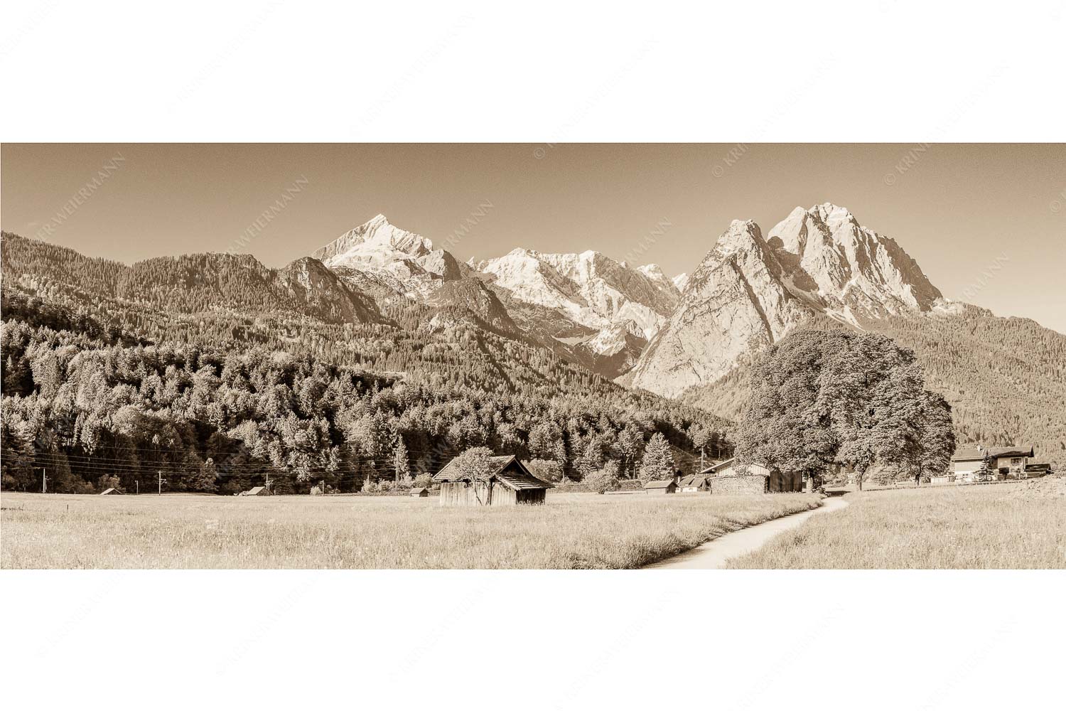 Wahrzeichen – Seitenverhältnis 2,5:1 — Garmisch-Partenkirchen mit Alpspitze Blick über den Hammersbacherweg auf die Alpspitze und Waxensteine im Wettersteingebirge