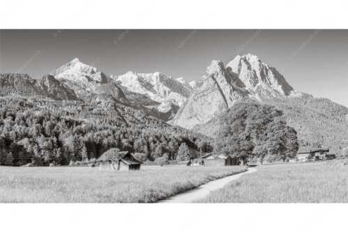Blick über den Hammersbacherweg auf die Alpspitze und Waxensteine im Wettersteingebirge - Wahrzeichen - Seitenverhältnis 2:1 - Garmisch-Partenkirchen mit Alpspitze - weitere Infos unter https://www.kriner-weiermann.de