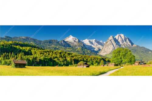 Blick über den Hammersbacherweg auf die Alpspitze und Waxensteine im Wettersteingebirge - Wahrzeichen - Seitenverhältnis 3:1 - Garmisch-Partenkirchen mit Alpspitze - weitere Infos unter https://www.kriner-weiermann.de
