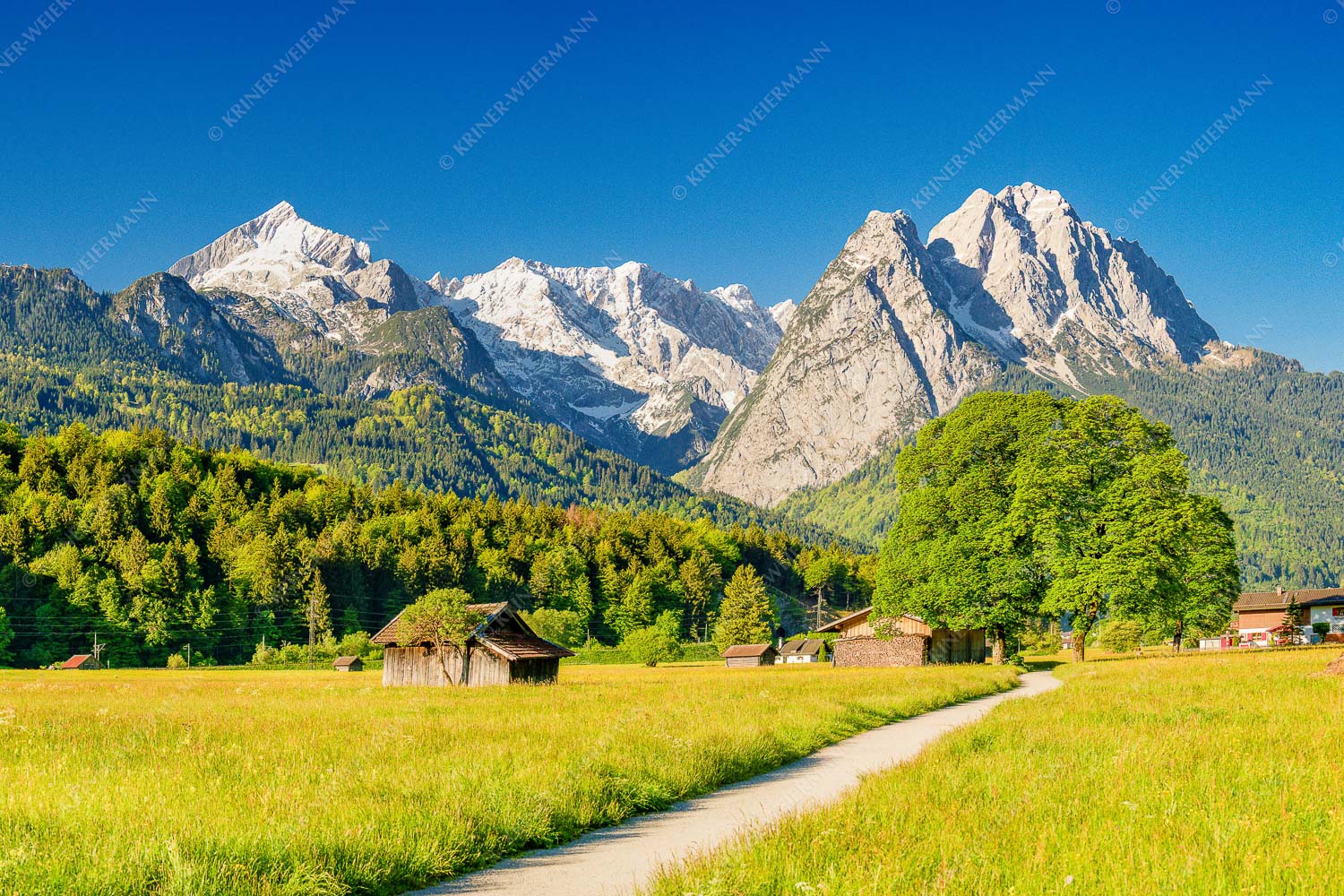 Wahrzeichen – Seitenverhältnis 3:2 — Garmisch-Partenkirchen mit Alpspitze Blick über den Hammersbacherweg auf die Alpspitze und Waxensteine im Wettersteingebirge