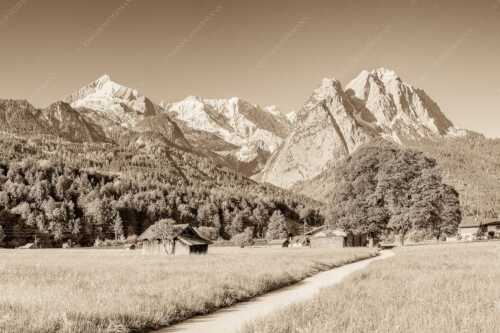 Blick über den Hammersbacherweg auf die Alpspitze und Waxensteine im Wettersteingebirge - Wahrzeichen - Seitenverhältnis 3:2 - Garmisch-Partenkirchen mit Alpspitze - weitere Infos unter https://www.kriner-weiermann.de