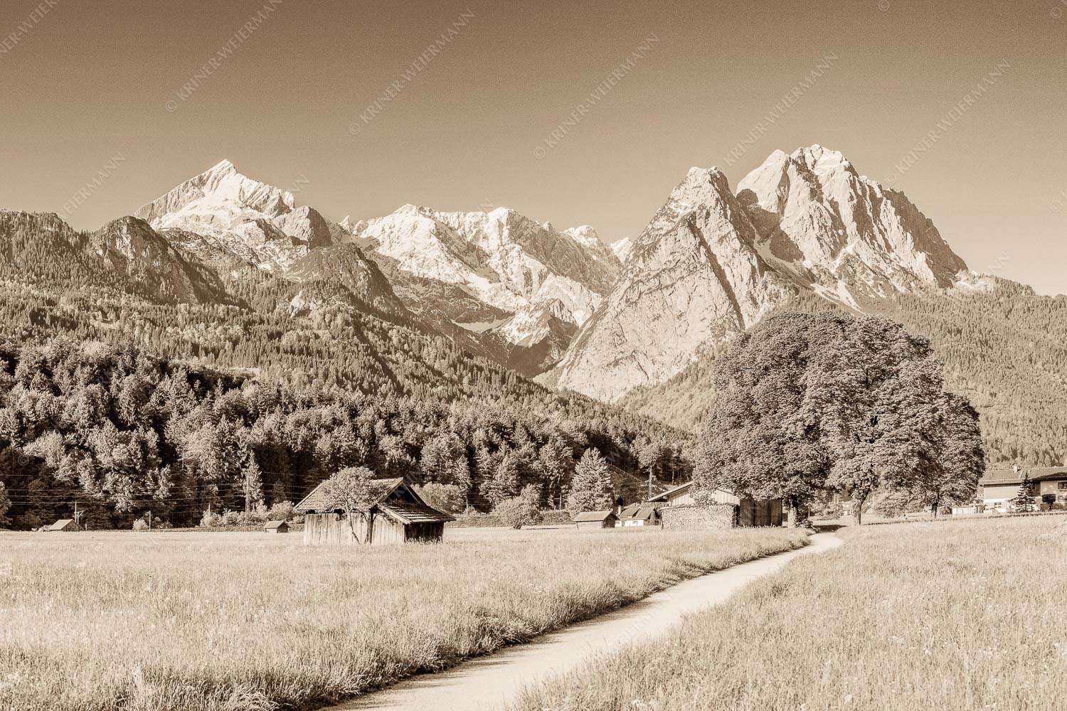 Wahrzeichen – Seitenverhältnis 3:2 — Garmisch-Partenkirchen mit Alpspitze Blick über den Hammersbacherweg auf die Alpspitze und Waxensteine im Wettersteingebirge
