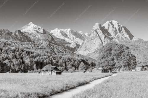 Blick über den Hammersbacherweg auf die Alpspitze und Waxensteine im Wettersteingebirge - Wahrzeichen - Seitenverhältnis 3:2 - Garmisch-Partenkirchen mit Alpspitze - weitere Infos unter https://www.kriner-weiermann.de
