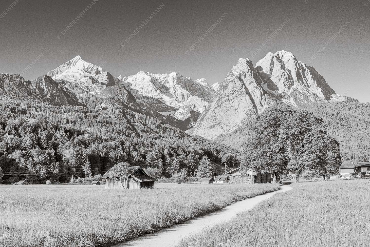 Blick über den Hammersbacherweg auf die Alpspitze und Waxensteine im Wettersteingebirge