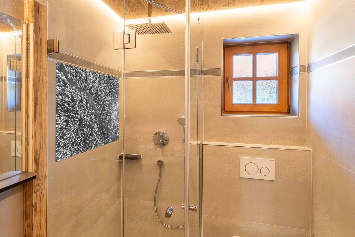 Waldeinblicke – Größe ca. 120x80cm, Seitenverhältnis 3:2 — Winterwald von Oben Draufsicht Blick auf Weg durch den stark verschneiten Wald bei Krün - Waldeinblicke - Größe ca. 120x80cm, Seitenverhältnis 3:2 - Winterwald von Oben Draufsicht - weitere Infos unter https://www.kriner-weiermann.de