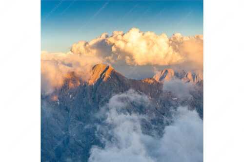 Blick vom Jubiläumsgrat zum Hochwanner im Wettersteingebirge - Wanner - Seitenverhältnis 1:1 - Hochwanner im Wetterstein - weitere Infos unter https://www.kriner-weiermann.de