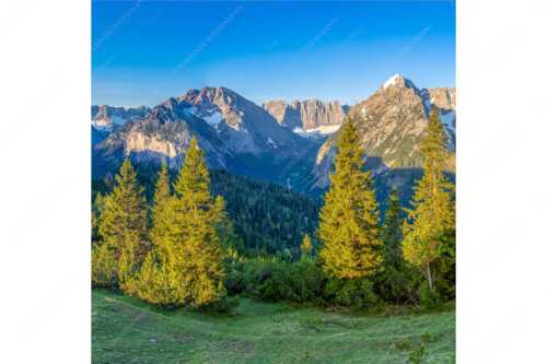 Blick durchs Laliderertal im Karwendelgebirge - Warmes Morgenlicht - Seitenverhältnis 1:1 - Gamsjoch und Falken im Karwendel - weitere Infos unter https://www.kriner-weiermann.de