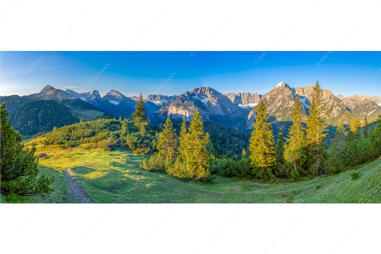 Warmes Morgenlicht – Seitenverhältnis 2,5:1 — Gamsjoch und Falken im Karwendel Blick durchs Laliderertal im Karwendelgebirge