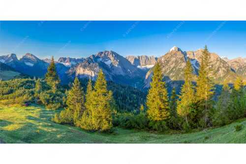 Blick durchs Laliderertal im Karwendelgebirge - Warmes Morgenlicht - Seitenverhältnis 2:1 - Gamsjoch und Falken im Karwendel - weitere Infos unter https://www.kriner-weiermann.de