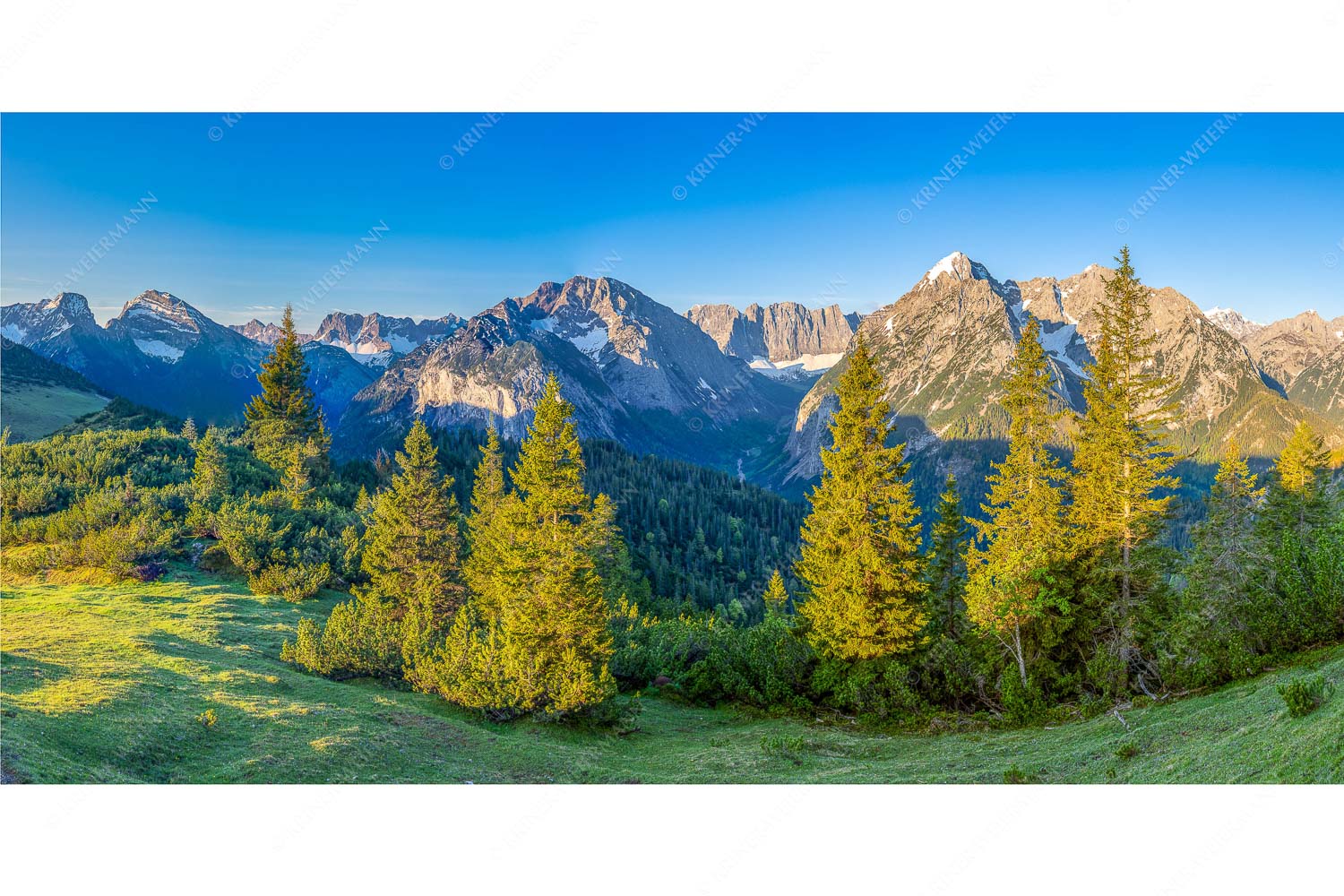 Warmes Morgenlicht – Seitenverhältnis 2:1 — Gamsjoch und Falken im Karwendel Blick durchs Laliderertal im Karwendelgebirge