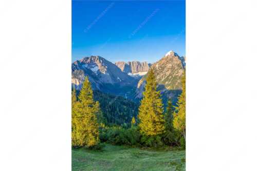 Blick durchs Laliderertal im Karwendelgebirge - Warmes Morgenlicht - Seitenverhältnis 2:3 - Gamsjoch und Falken im Karwendel - weitere Infos unter https://www.kriner-weiermann.de