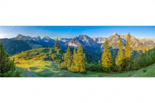 Blick durchs Laliderertal im Karwendelgebirge - Warmes Morgenlicht - Seitenverhältnis 3:1 - Gamsjoch und Falken im Karwendel - weitere Infos unter https://www.kriner-weiermann.de