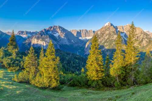 Blick durchs Laliderertal im Karwendelgebirge - Warmes Morgenlicht - Seitenverhältnis 3:2 - Gamsjoch und Falken im Karwendel - weitere Infos unter https://www.kriner-weiermann.de