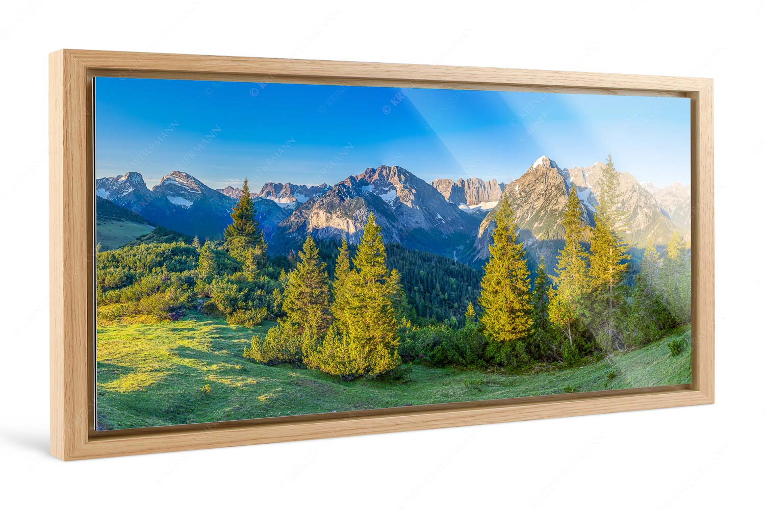 Warmes Morgenlicht – Foto im Schattenfugen-Rahmen — Gamsjoch und Falken im Karwendel Blick durchs Laliderertal im Karwendelgebirge - Warmes Morgenlicht - Foto im Schattenfugen-Rahmen - Gamsjoch und Falken im Karwendel - weitere Infos unter https://www.kriner-weiermann.de