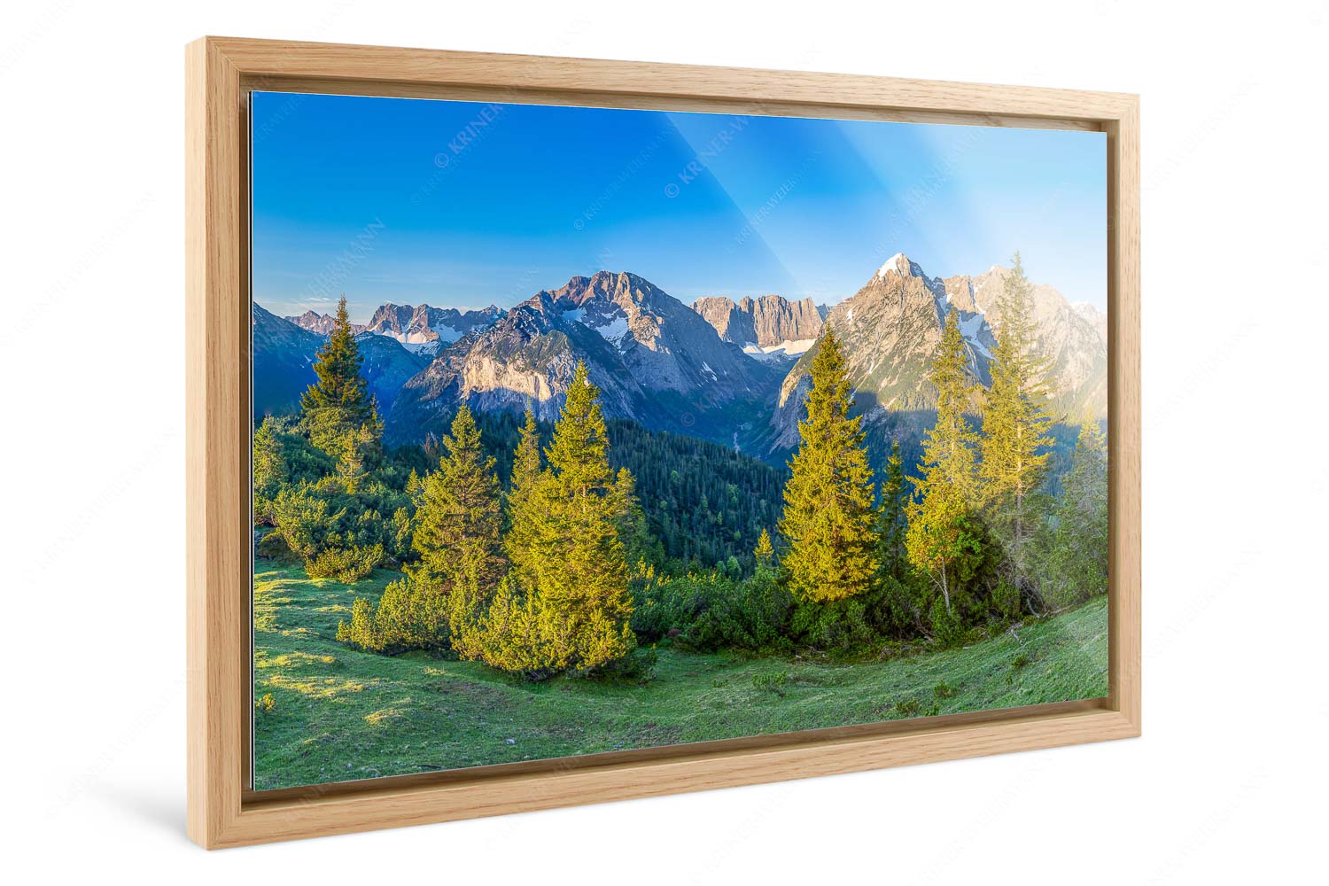 Warmes Morgenlicht – Foto im Schattenfugen-Rahmen — Gamsjoch und Falken im Karwendel Blick durchs Laliderertal im Karwendelgebirge - Warmes Morgenlicht - Foto im Schattenfugen-Rahmen - Gamsjoch und Falken im Karwendel - weitere Infos unter https://www.kriner-weiermann.de